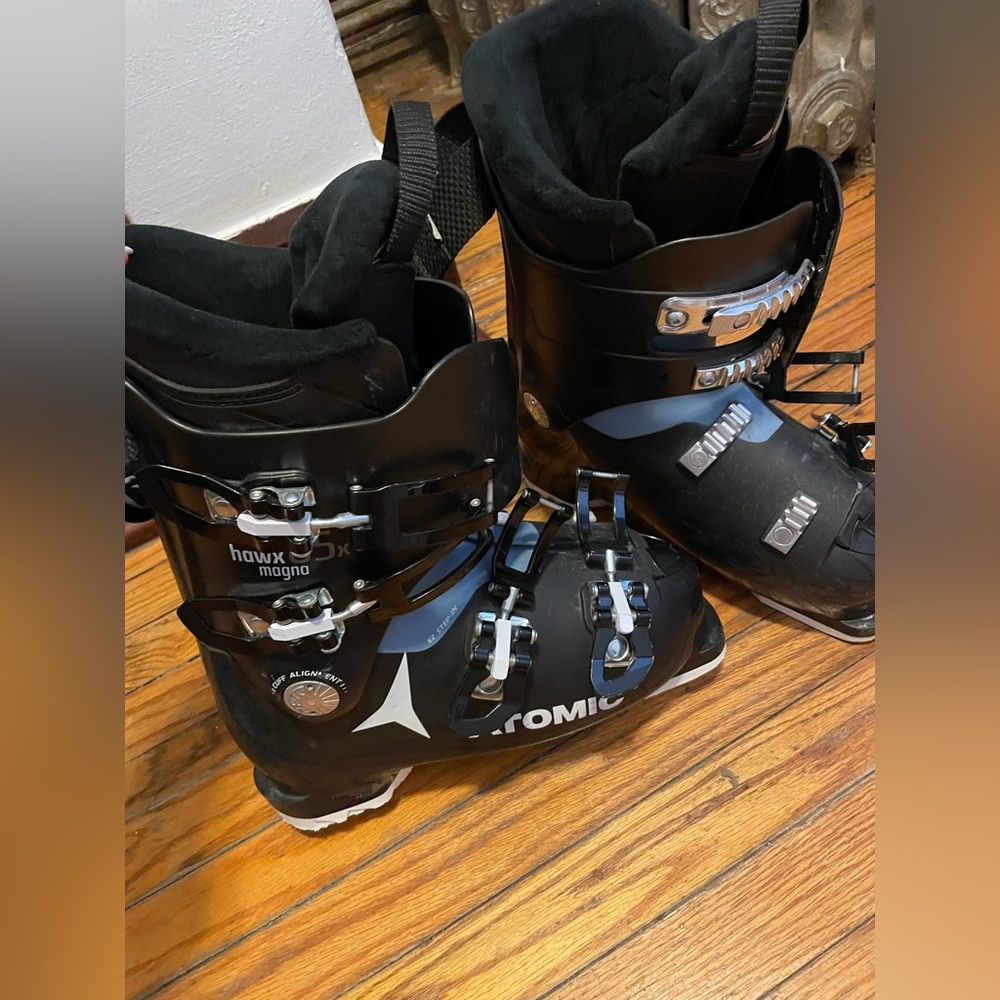 Women’s Atomic Ski Boots 85 flex 24.5 beginner great used condition pick up